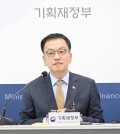 Finance Minister Choi Sang-mok speaks to reporters at the government complex building in the central city of Sejong on Dec. 23, 2024. (Yonhap)