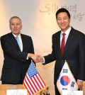 U.S. Ambassador to South Korea Philip Goldberg (L) shakes hands with Seoul Mayor Oh Se-hoon during a ceremony for his honorary citizenship of Seoul at City Hall in central Seoul on Dec. 26, 2024, in this photo provided by Oh's office. (PHOTO NOT FOR SALE) (Yonhap)