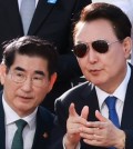 This file photo taken on Oct. 1, 2024, shows former Defense Minister Kim Yong-hyun (L) and President Yoon Suk Yeol. (Yonhap)