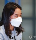 This Nov. 25, 2024, file photo shows South Korean badminton player An Se-young at Incheon International Airport, west of Seoul, following her victory at the China Masters tournament in Shenzhen, China. (Yonhap)