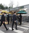 Police investigators enter the presidential office compound in Seoul on Dec. 11, 2024, to search the office building for material related to President Yoon Suk Yeol's short-lived imposition of martial law last week. (Pool photo) (Yonhap)