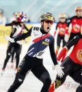 Park Ji-won of South Korea (L) celebrates after holding off Liu Shaoang of China (R) over the final lap of the mixed 2,000-meter relay final at the International Skating Union Short Track World Tour at Mokdong Ice Rink in Seoul on Dec. 15, 2024. (Yonhap)