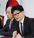 Han Dong-hoon (R), head of the ruling People Power Party, speaks during a meeting of the party's leadership at the National Assembly in Seoul on Dec. 5, 2024. (Yonhap)