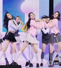 SM Entertainment's new girl group Hearts2Hearts performs the title track of its debut single, "The Chase," during a media showcase at a concert hall in eastern Seoul to mark the release on Feb. 24, 2025. (Yonhap)