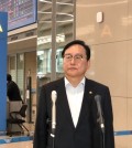 Trade Minister Cheong In-kyo speaks to reporters at Incheon International Airport, about 35 kilometers west of Seoul, on April 11, 2025, as he returned from a trip to Washington, D.C., for tariff negotiations with the United States. (Yonhap)