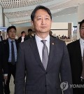 Industry Minister Ahn Duk-geun (C) moves, along with ministry officials, at Incheon airport, west of Seoul, on April 23, 2025, before his departure for Washington to meet senior U.S. officials for high-level trade talks on the U.S.' new tariff scheme. (Yonhap)