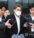 Popera singer Kim Ho-joong (C) (Yonhap)