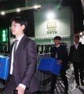 A special police investigation team withdraws from its attempt to raid the presidential office in Seoul's Yongsan district on April 16, 2025, over allegations that former President Yoon Suk Yeol obstructed the execution of a detention warrant early this year. (PHOTO NOT FOR SALE) (Yonhap)